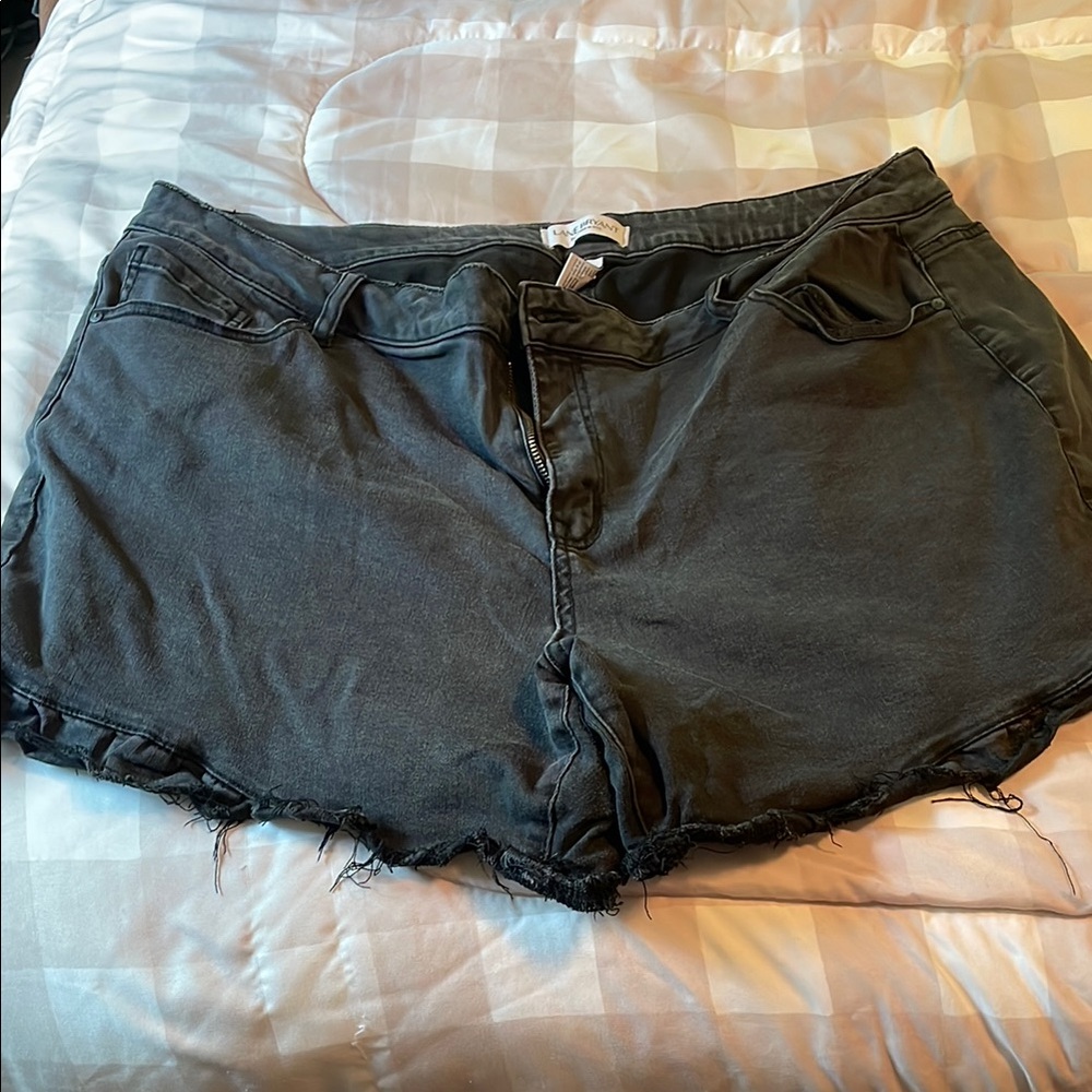Ruffled edge don shorts